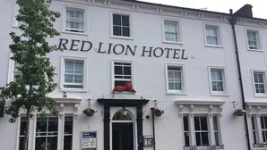 L’extérieur de l’hôtel Red Lion se distingue par sa façade traditionnelle, ses nombreuses fenêtres et son entrée imposante.