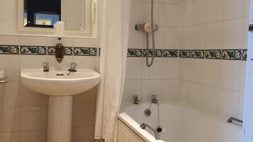 Double Room | Bathroom | Combined shower/bathtub, free toiletries, hair dryer, towels