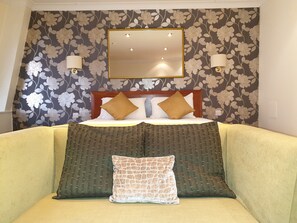 Signature Double Room | Desk, soundproofing, iron/ironing board, free WiFi