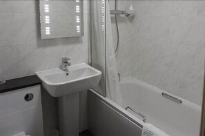 Combined shower/tub, free toiletries, hair dryer, towels - Red Lion Hotel (Basingstoke)