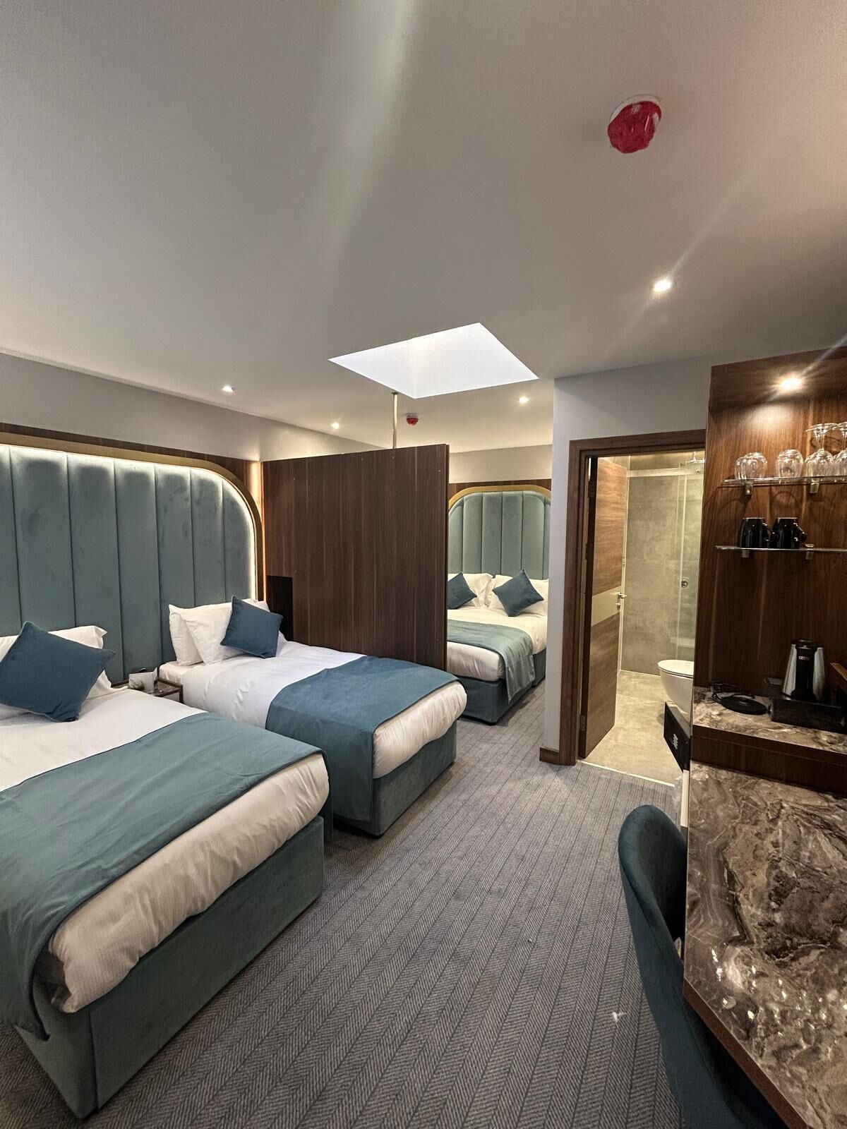 Deluxe vierpersoonskamer | Een bureau, een laptopwerkplek, een strijkplank/strijkijzer, gratis wifi