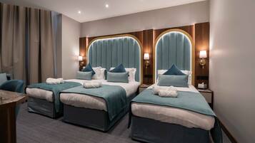 Deluxe Triple Room | Bathroom | Shower, rainfall showerhead, free toiletries, hair dryer