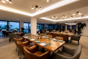 Hi ha 2 restaurants amb esmorzars 