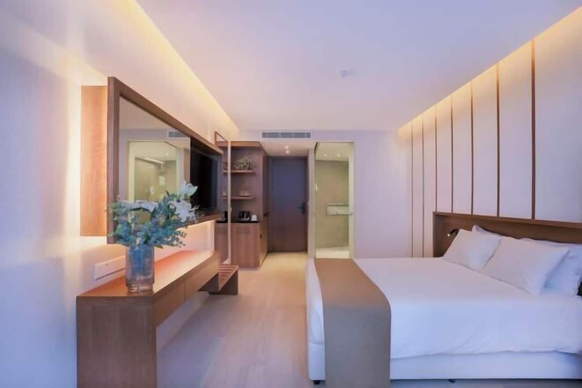 In-room safe, desk, iron/ironing board