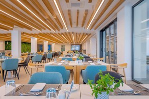 2 restauranter, der serverer morgenmad, frokost og aftensmad