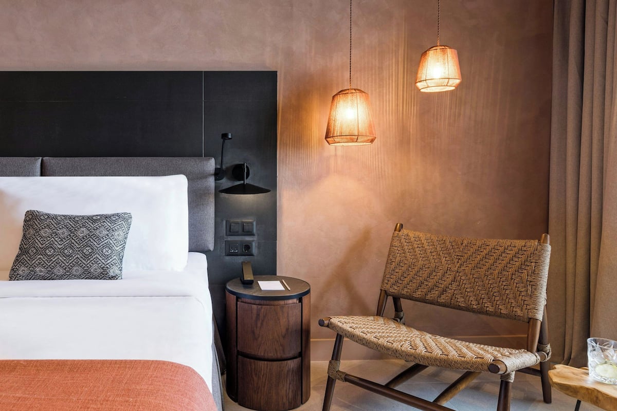 Seprai premium, minibar, brankas, dan meja kerja