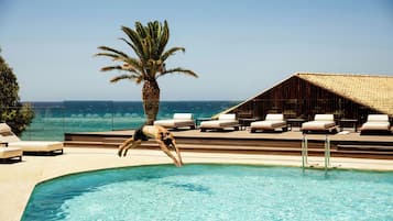 2 outdoor pools