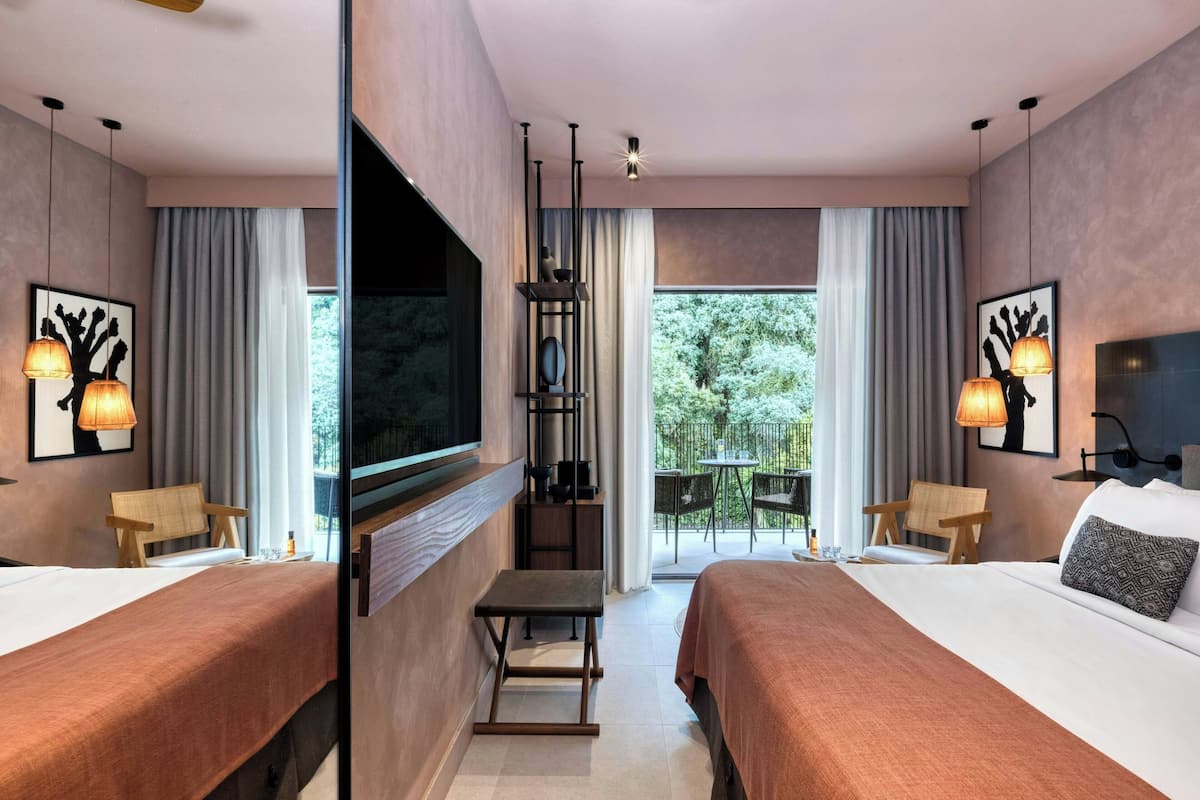 Suite Keluarga, 1 Tempat Tidur Double (Tropical Sublime) | Seprai premium, minibar, brankas, dan meja kerja