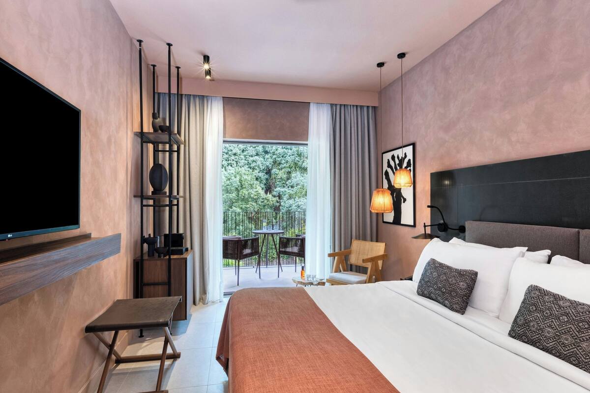 Seprai premium, minibar, brankas, dan meja kerja