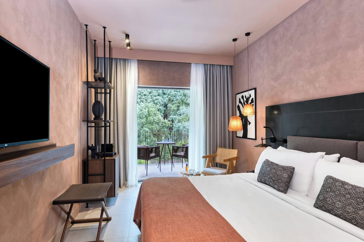 Premium bedding, minibar, in-room safe, desk