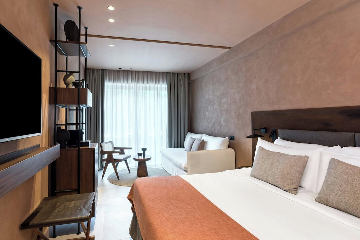 Suite Junior, 1 Tempat Tidur Double (View) | Seprai premium, minibar, brankas, dan meja kerja