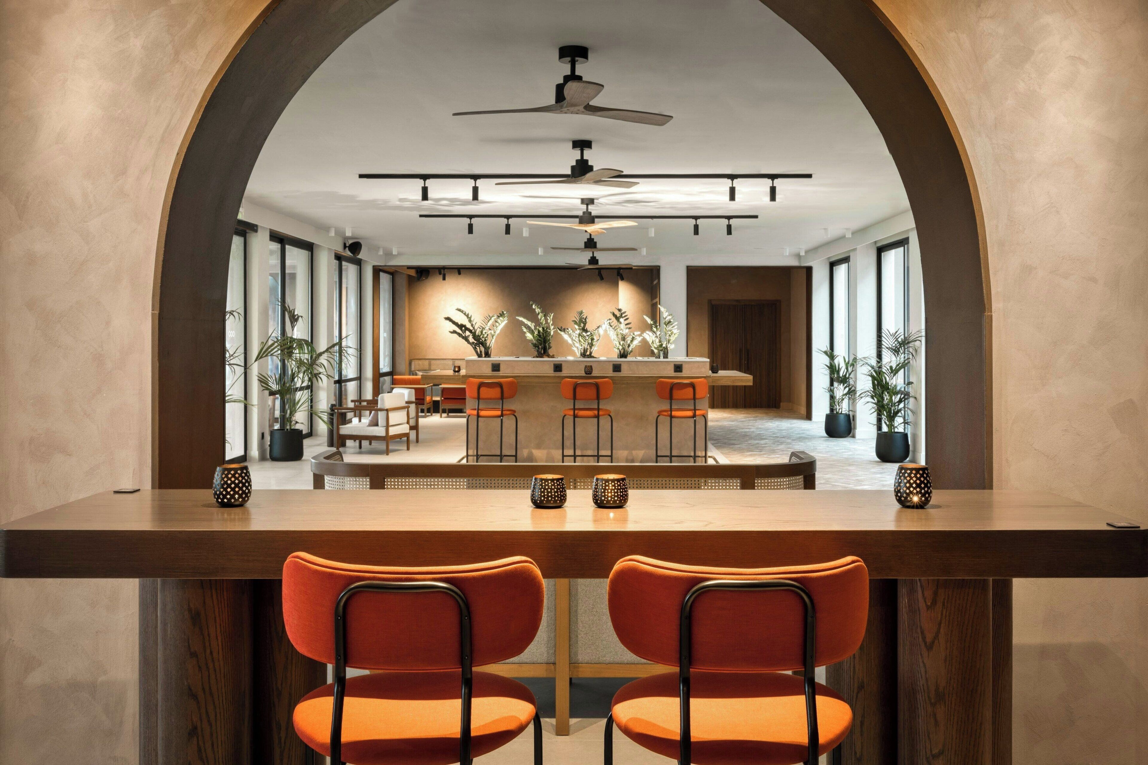 3 bars/lounges, lobby lounge