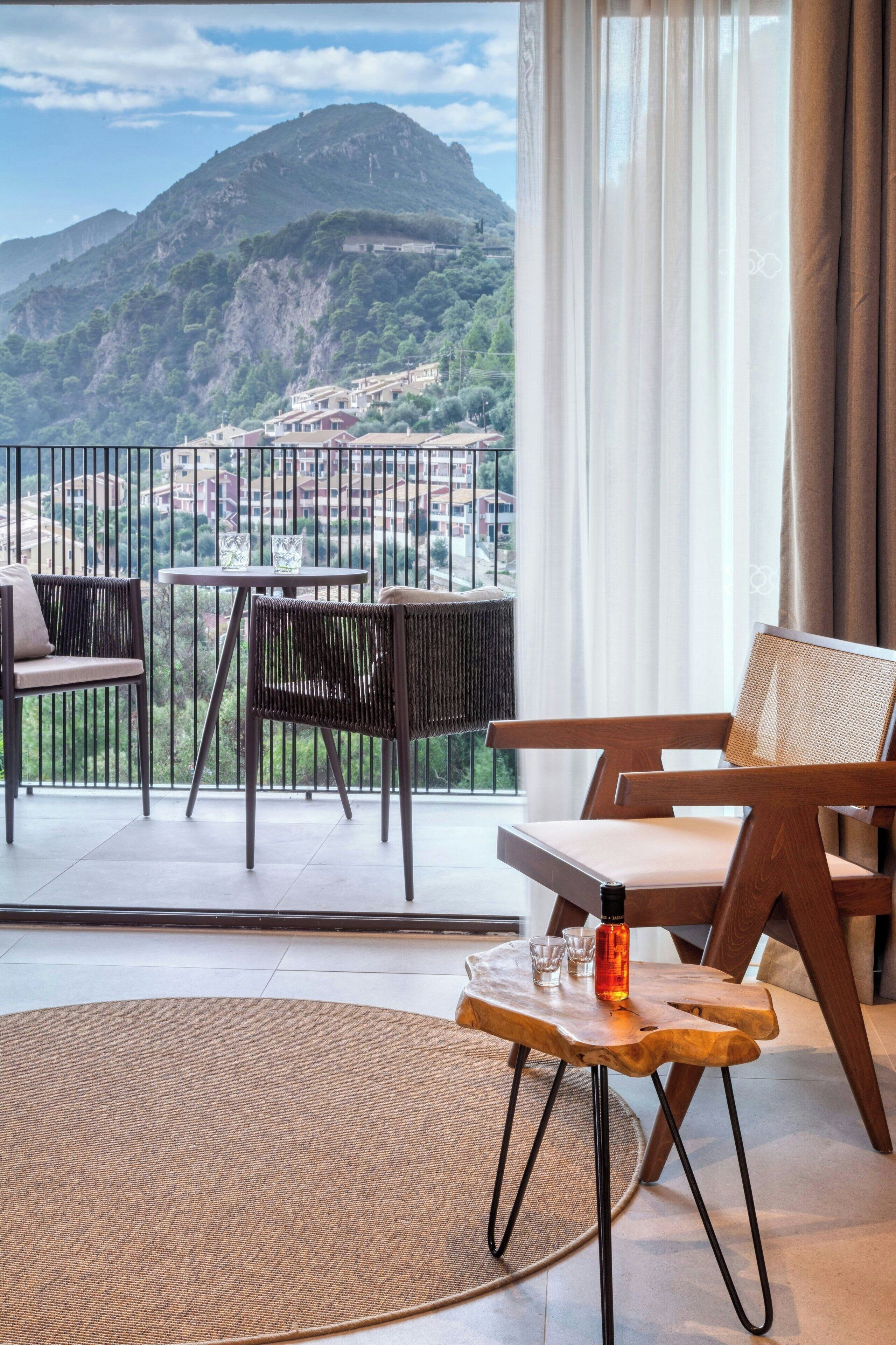 أغطية فراش متميزة وميني بار وخزنة داخل الغرفة ومكتب