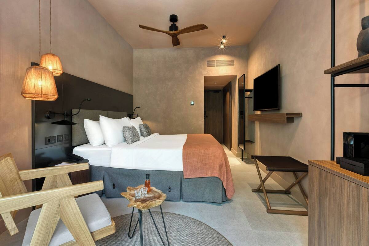 Seprai premium, minibar, brankas, dan meja kerja