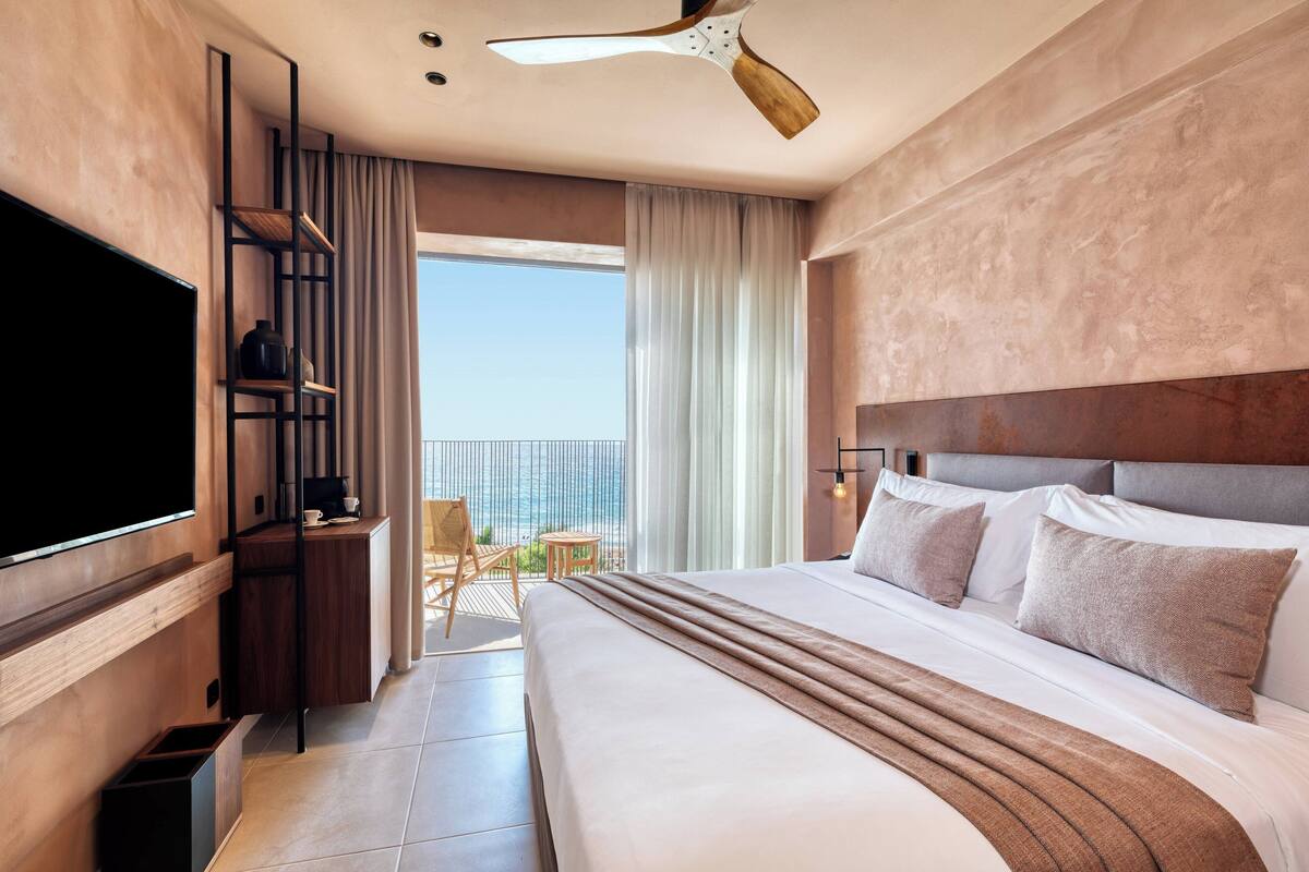 Seprai premium, minibar, brankas, dan meja kerja