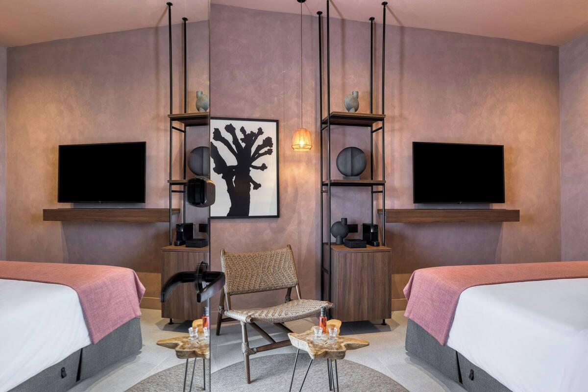Suite Keluarga (Sapphire) | Seprai premium, minibar, brankas, dan meja kerja