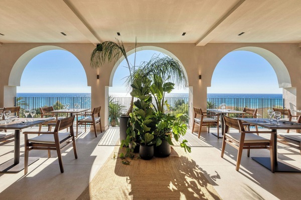 4 restaurants; breakfast, lunch, and dinner served