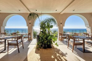 4 restaurantes; se sirven desayunos, almuerzos y cocina mediterránea 