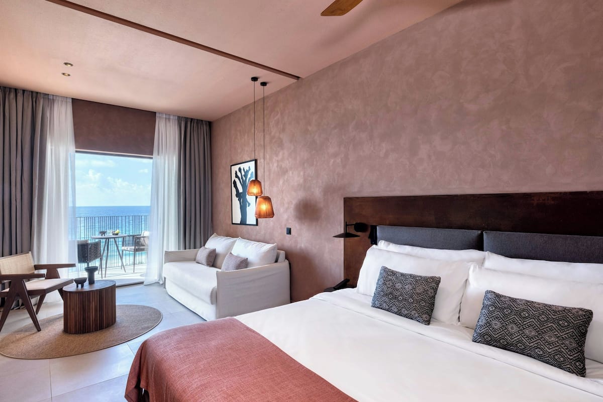 Suite, 1 Tempat Tidur Double, pemandangan laut (Sapphire Sublime) | Seprai premium, minibar, brankas, dan meja kerja