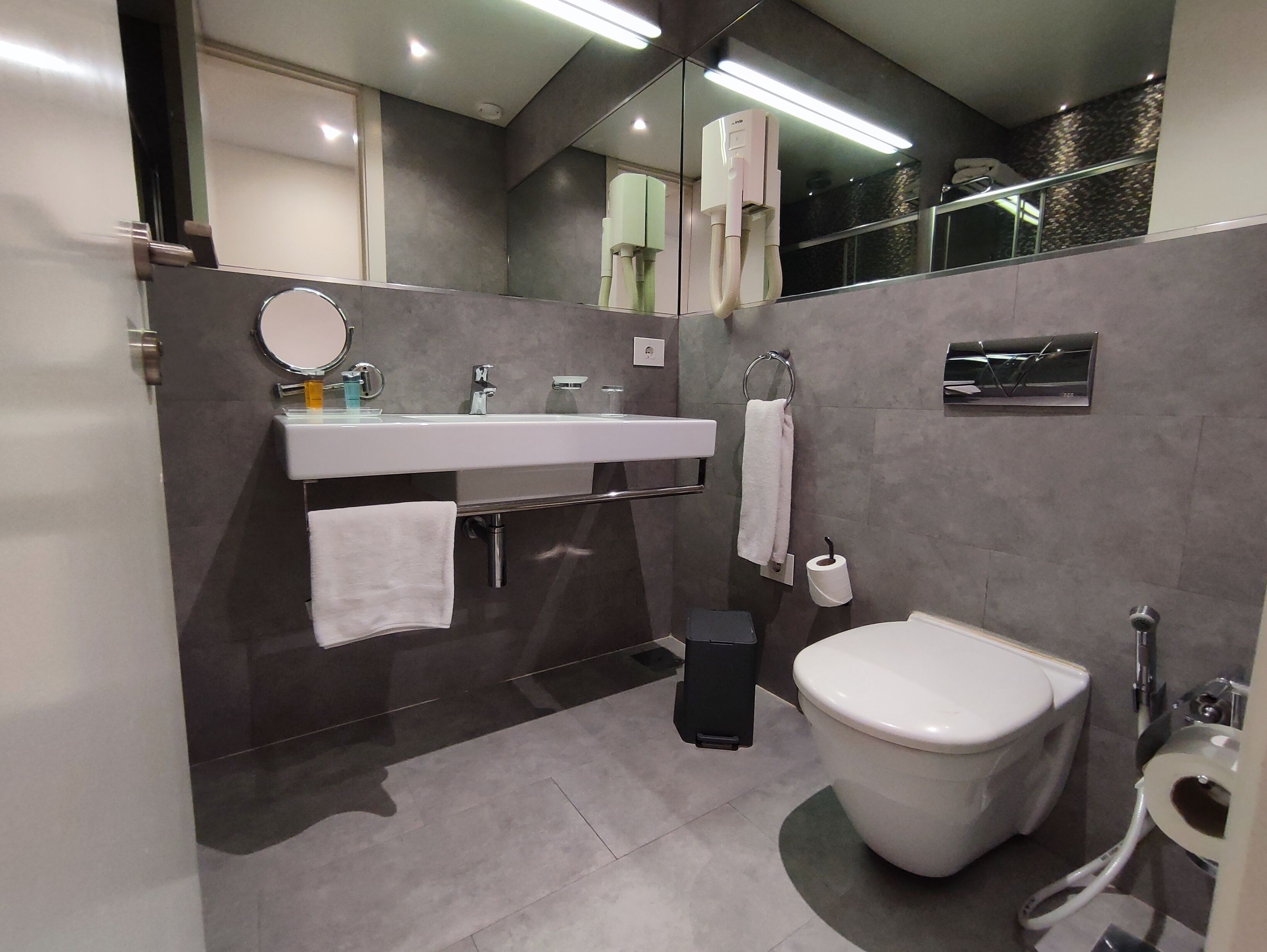 deluxe room, city view | bathroom | free toiletries, hair dryer, towels