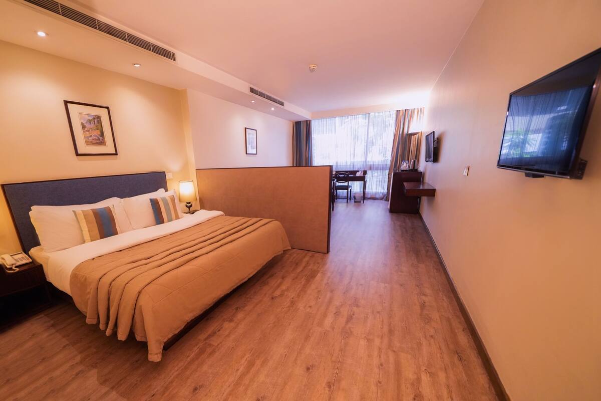 Business Suite King or Twin | Egyptian cotton sheets, premium bedding, memory foam beds, minibar