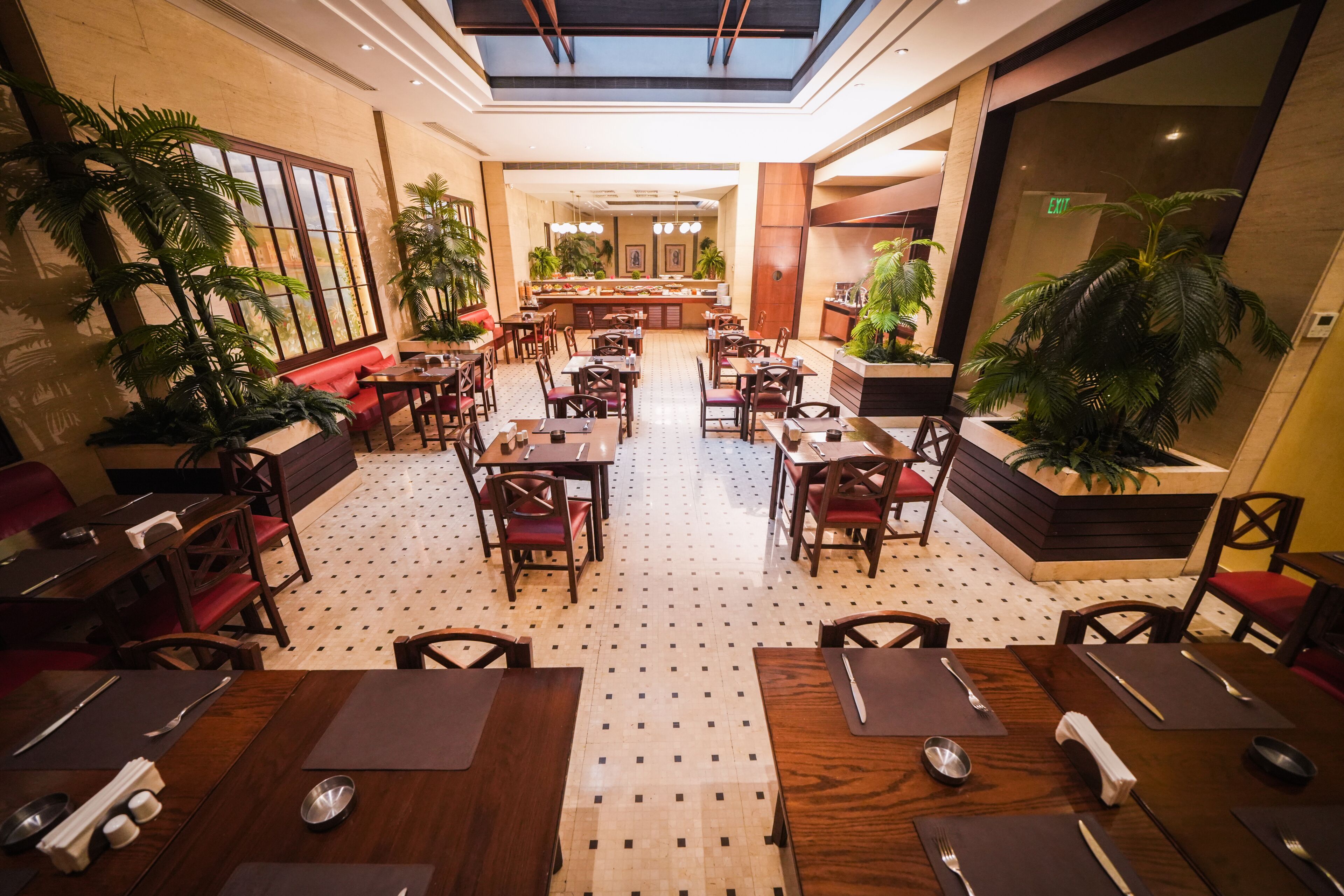 每日供应自助式早餐（每人 USD 10）