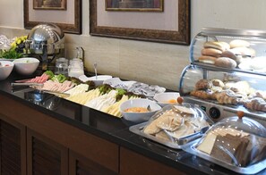 Tägliches Frühstücksbuffet (10 USD pro Person)