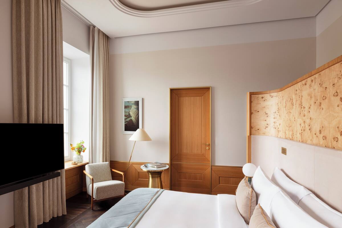 Deluxe Room, 1 King Bed | Egyptian cotton sheets, premium bedding, pillowtop beds, minibar