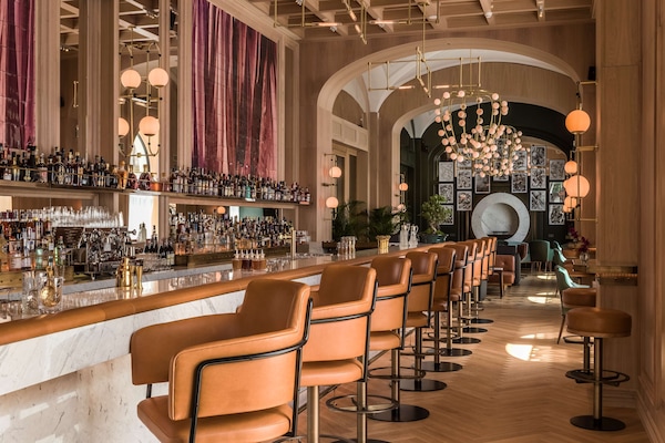 2 bars/lounges, lobby lounge