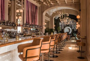 2 bares, salón en el lobby