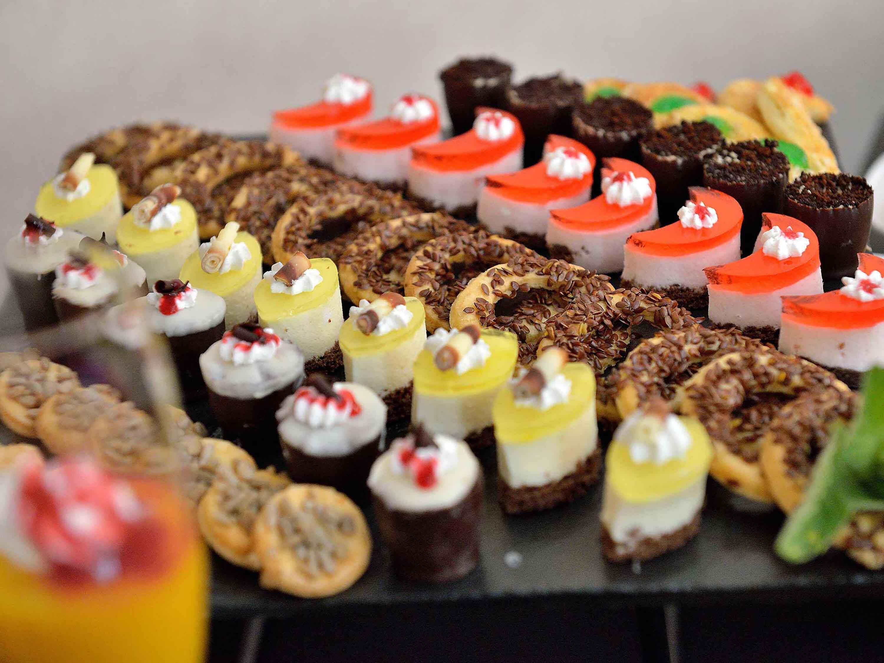 Una selecció de postres presentades en un plat.