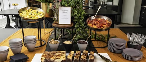 Frukost, lunch och middag serveras