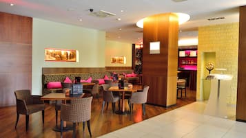 Desayuno buffet diario (PLN 42.00 por persona)
