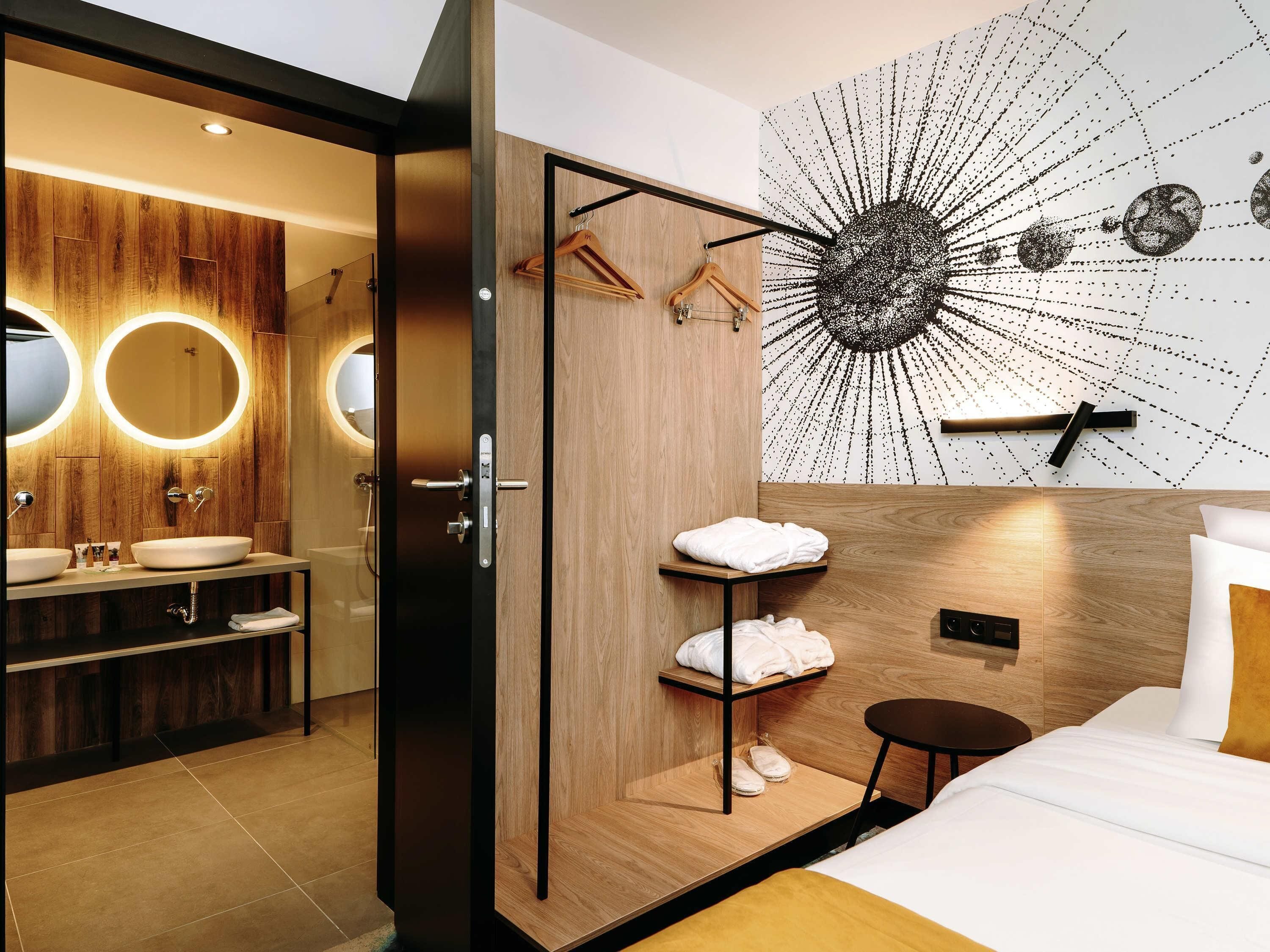 Minibar, escritorio, espacio para trabajar con laptop y insonorización 