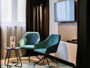 Minibar, escritorio, espacio para trabajar con laptop y insonorización 