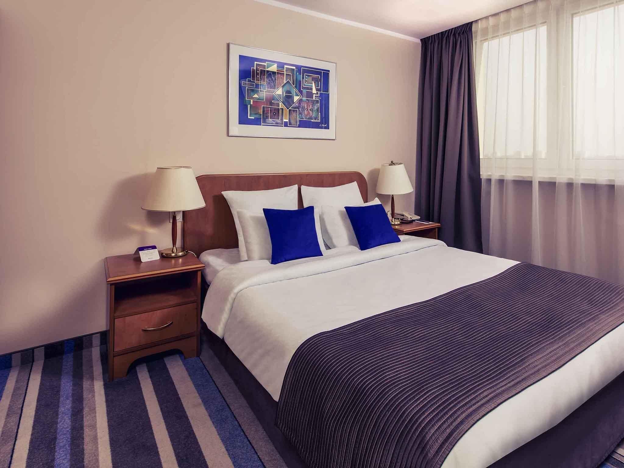 ميني بار ومكتب ومساحة عمل للكمبيوتر المحمول وتجهيزات عازلة للصوت