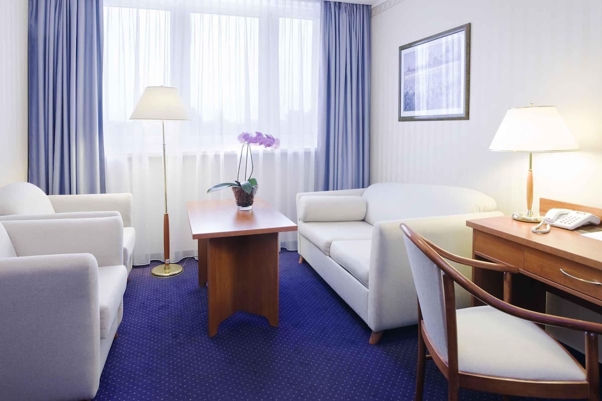 Minibar, escritorio y espacio para trabajar con laptop