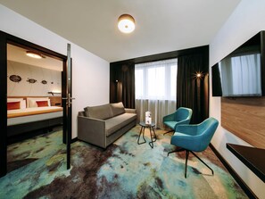 Minibar, escritorio y espacio para trabajar con laptop