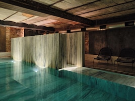 Una piscina cubierta