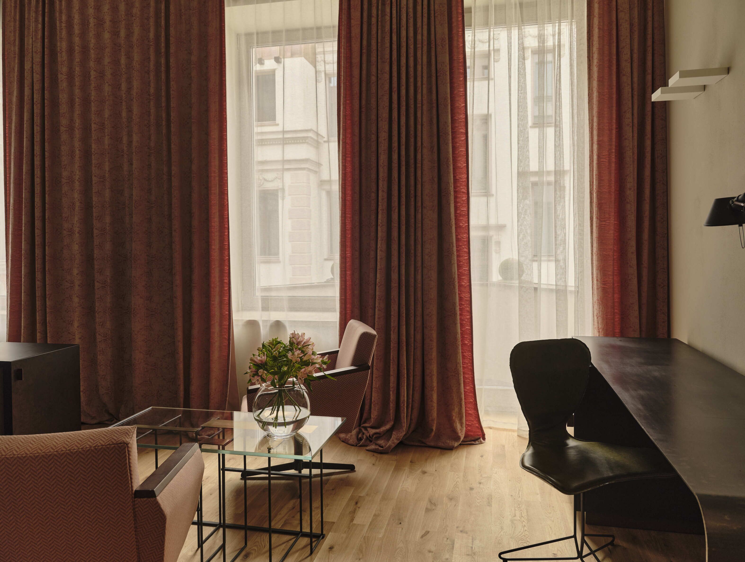 Kamar Double Standar (1 person) | Seprai premium, selimut bulu angsa, busa memori, dan minibar