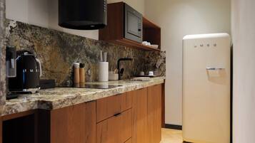 Habitación Deluxe, cocineta | Cocineta privada | Cafetera de espresso, cafetera y tetera y tetera eléctrica