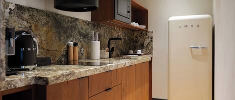 Kamar Deluks, dapur kecil | Dapur kecil pribadi | Mesin espresso, mesin pembuat kopi/teh, dan ketel listrik