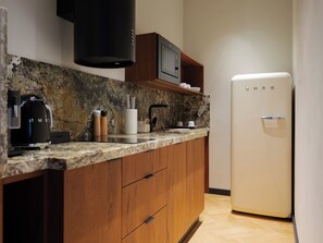 Habitación Deluxe, cocineta | Cocineta privada | Cafetera de espresso, cafetera y tetera y tetera eléctrica 