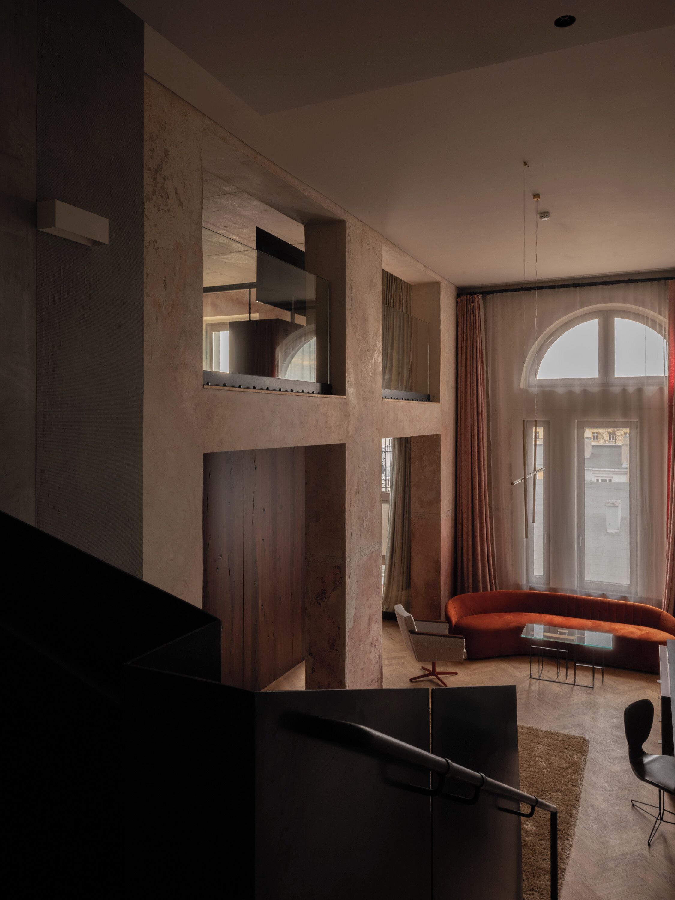 Ein modernes Interieur mit Treppe, einer Couch und einem Essbereich.