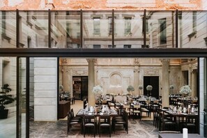 Déjeuner, dîner et souper servis sur place