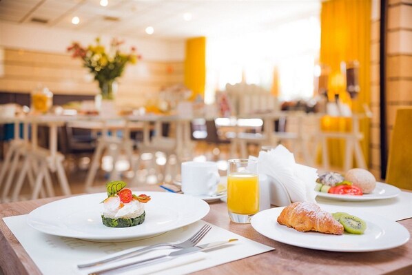 Breakfast, lunch and dinner served - Sangate Hotel Airport (Warsaw)