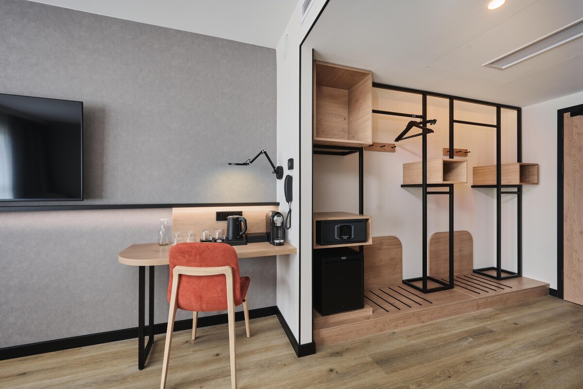 Junior Suite, 1 King Bed with Sofa bed | Desk, laptop workspace, blackout drapes, travel crib