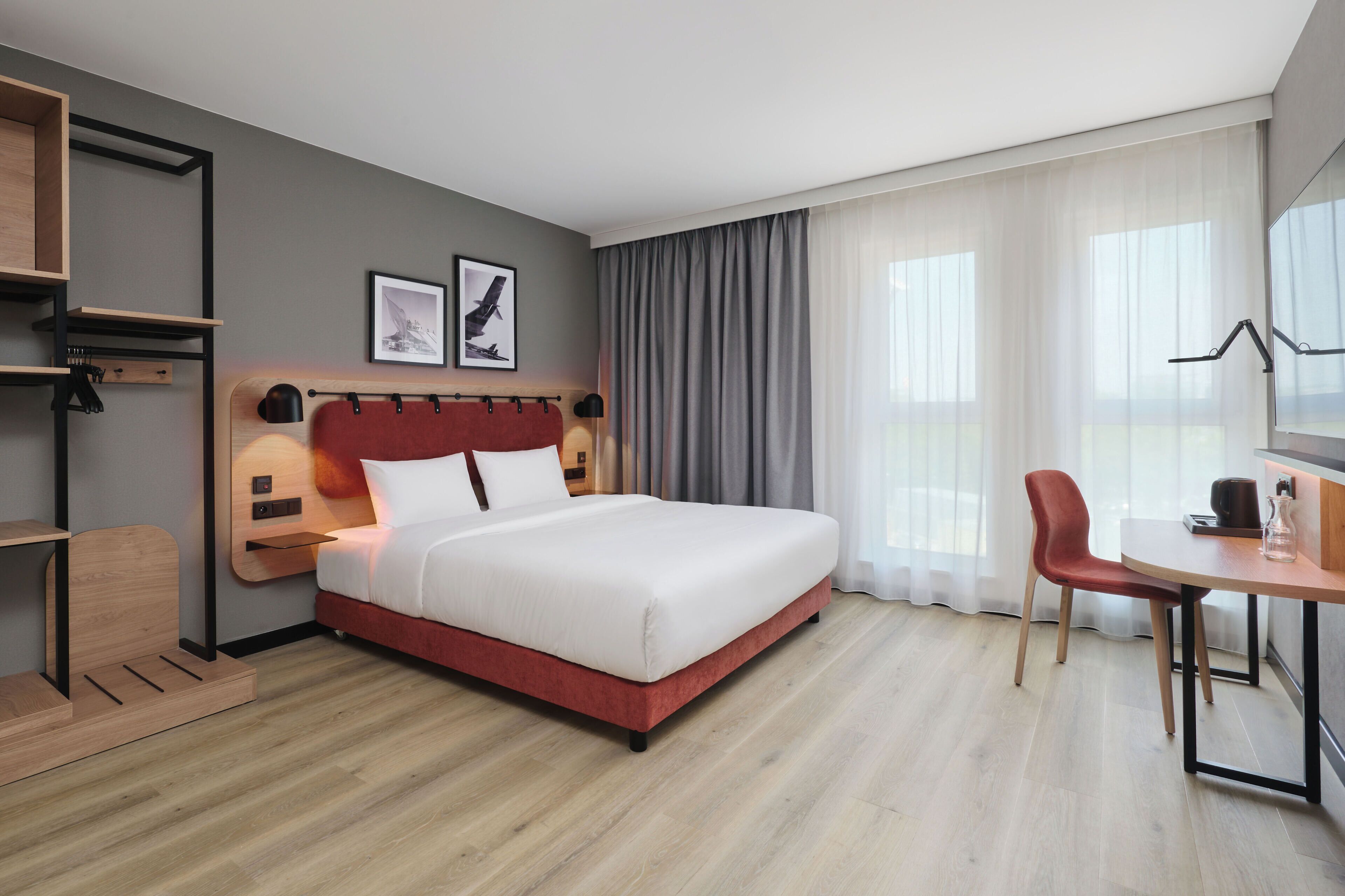 Habitación, 1 cama Queen size, acceso para personas con movilidad reducida | Escritorio, espacio para trabajar con laptop y cortinas blackout 