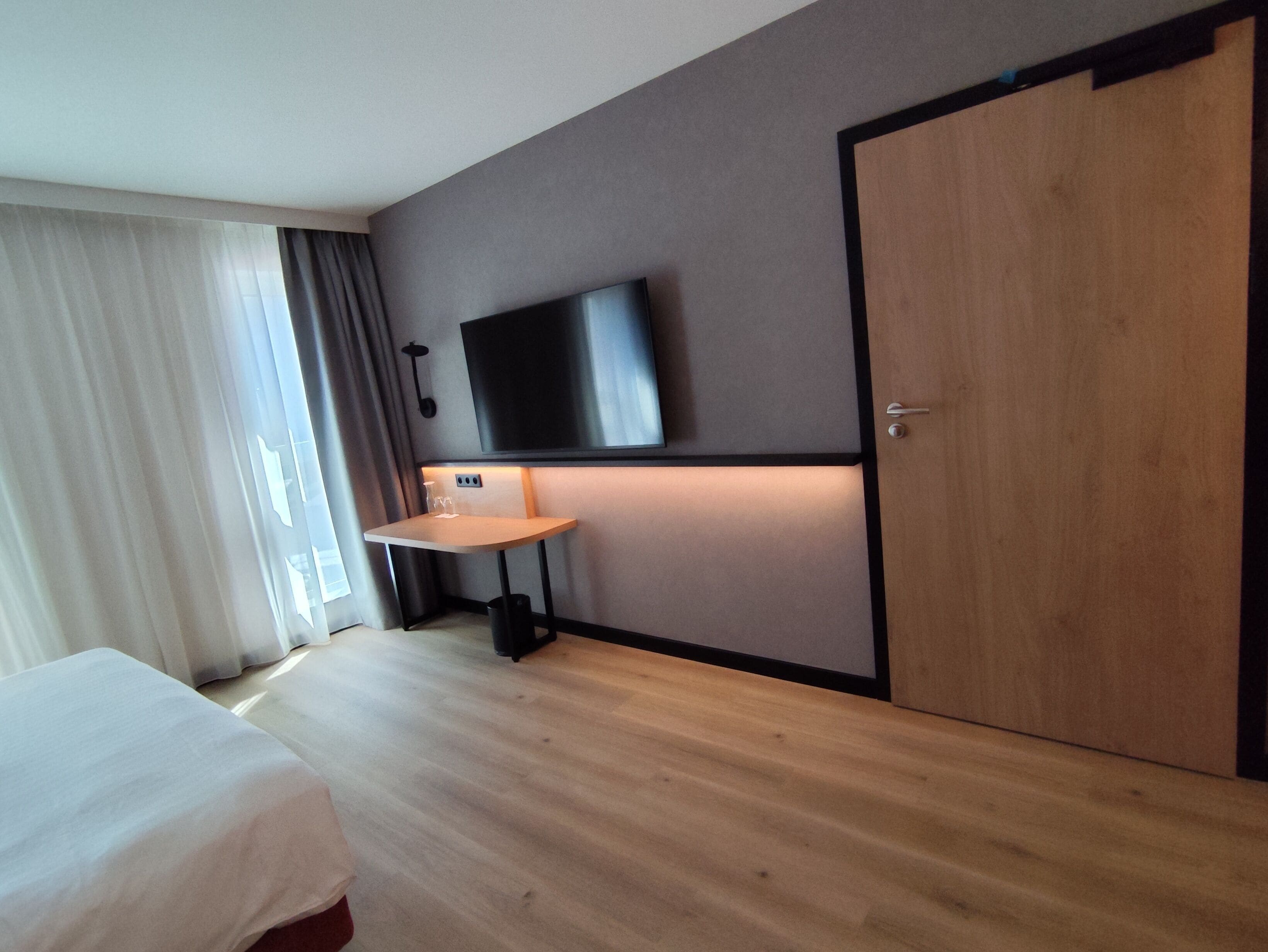 Kamer, 1 queensize bed, toegankelijk voor rolstoelgebruikers | Een bureau, een laptopwerkplek, verduisterende gordijnen