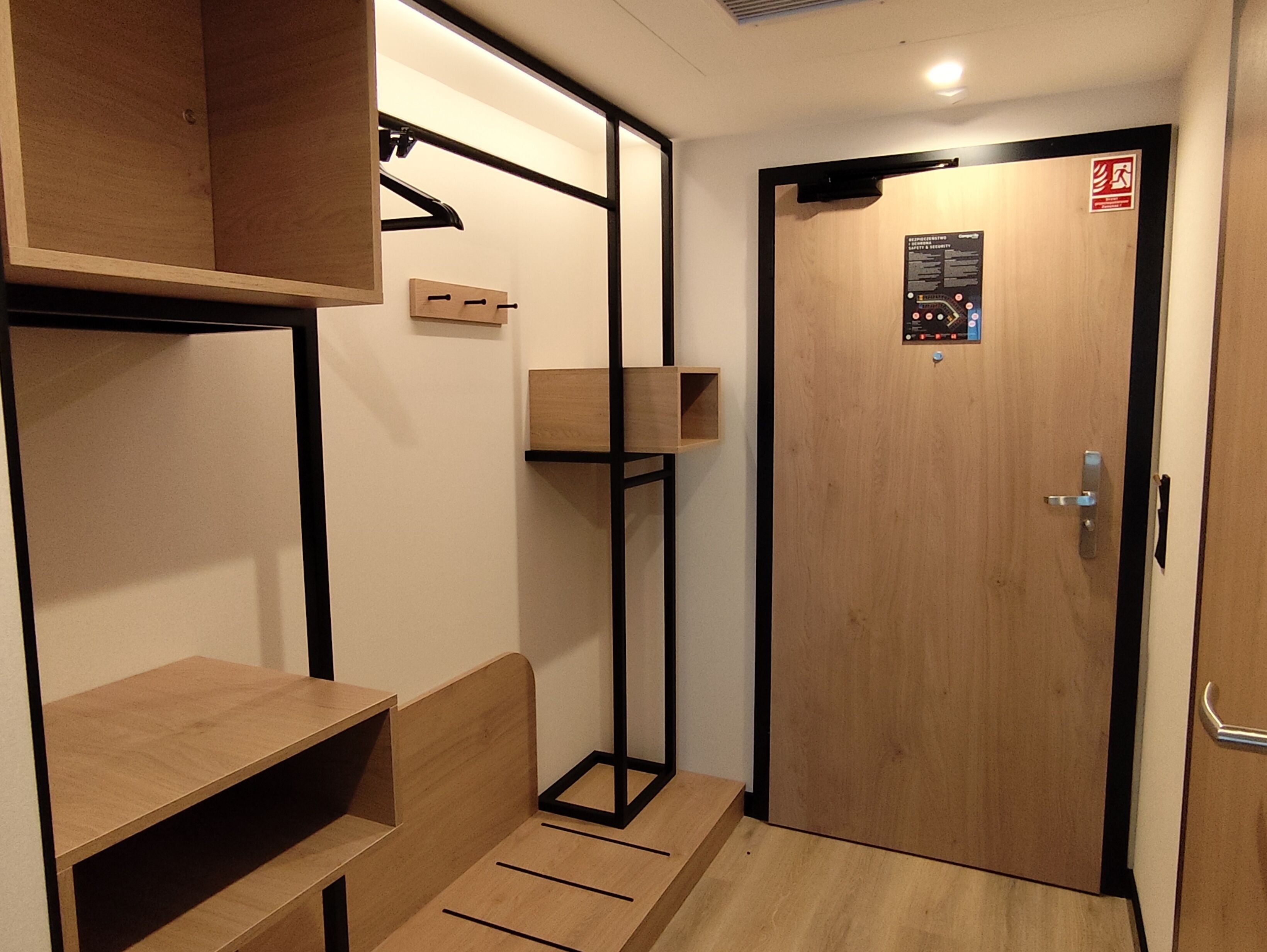 Escritorio, espacio para trabajar con un portátil, cortinas opacas